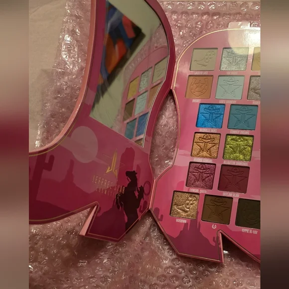 COWGIRL QUEEN EYE SHADOW PALETTE IT IS SO WELL CONSTRUCTED!JEFFREE STAR